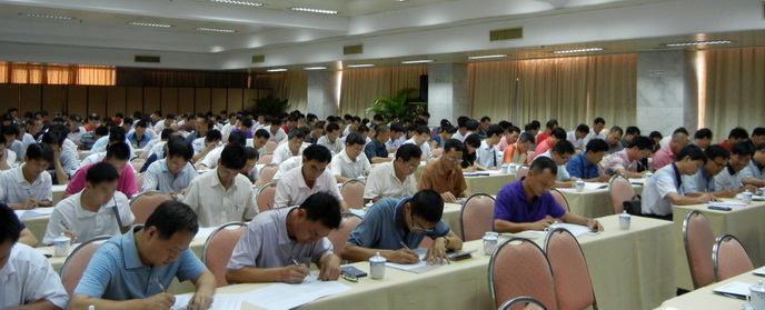 學(xué)員們認(rèn)真答卷