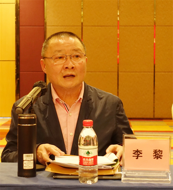 李黎常務副會長主持會議.jpg